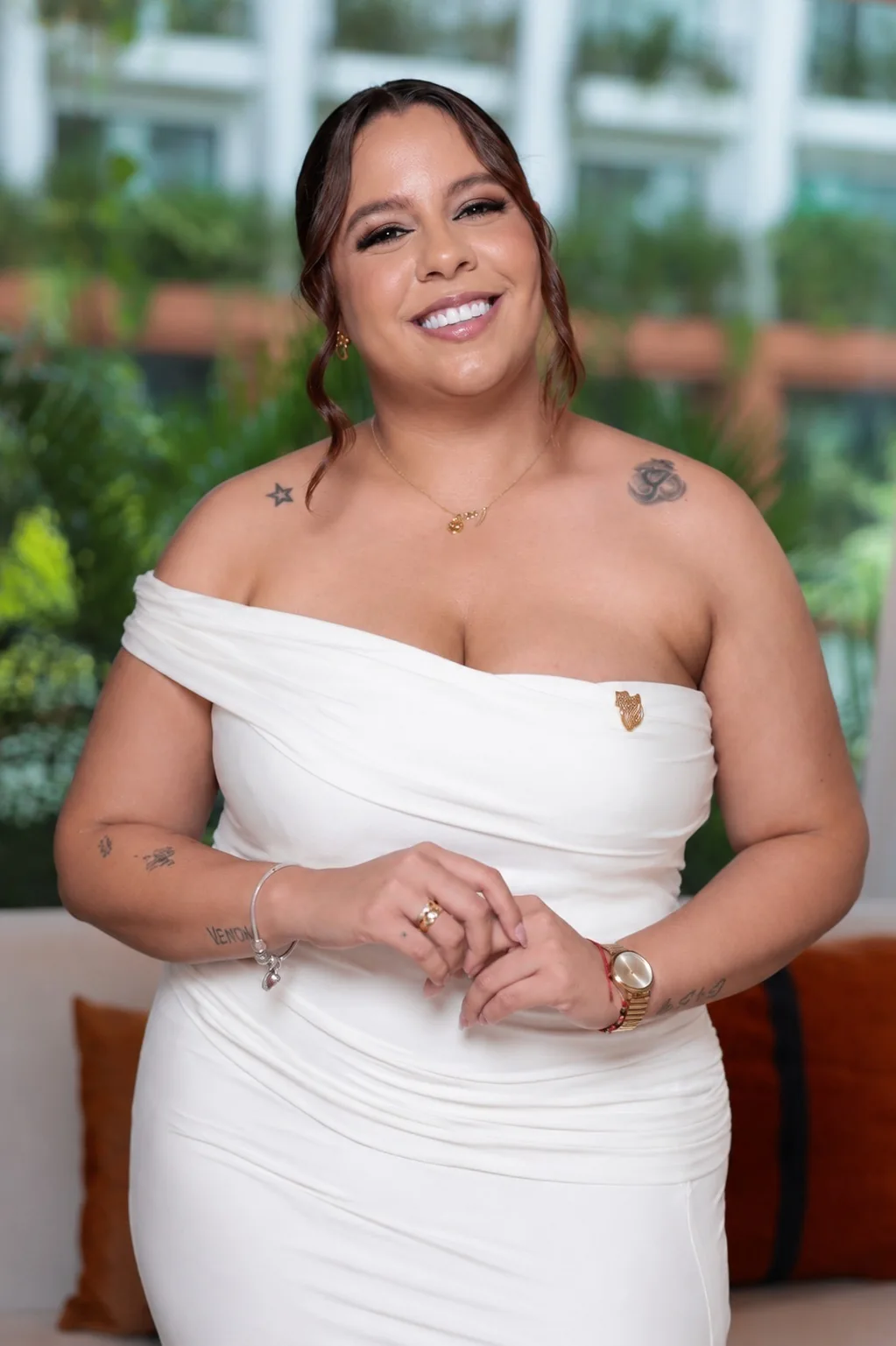 Paola Moncada en vestido blanco
